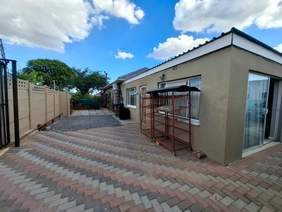 4 Bedroom Property for Sale in Oakdale Western Cape